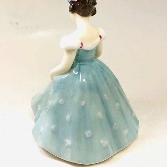 DOULTON & CO Porcelain Figurine 💐THE BRIDESMAID💐 - Picture 4 of 9